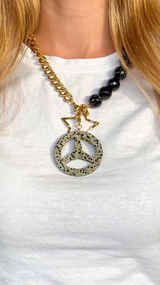 Charm ‘’PEACE OUT’’